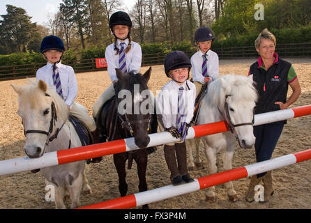 Poney club dans le Devonshire réunion avec l'aide de mary king équestre olympique,où les jeunes filles cso dressage et pratique. Banque D'Images