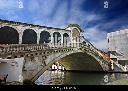 Le pont du Rialto (Ponte Rialto) en restauration, Grand Canal, Venice, Veneto, Italie. Banque D'Images