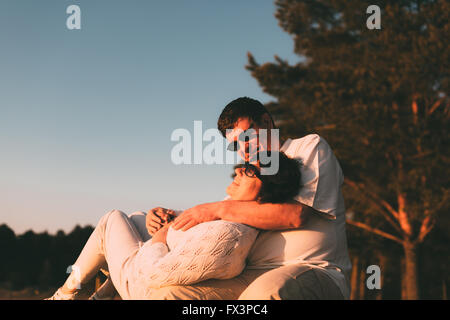 Faire place au mari de sa femme sur le banc. Banque D'Images