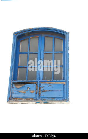 Volet multi-bleu de fenêtre en bois ébréché sur un deuxième étage rue espagnol, Lanzarote, vieux concept, de la peinture, fenêtre multi panel Banque D'Images