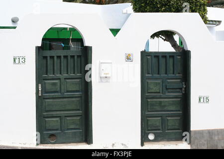 Portes avant en bois vert foncé sur une maison, sur une île espagnole street, Lanzarote Spain spanish living concept, maison de vacances locations Banque D'Images