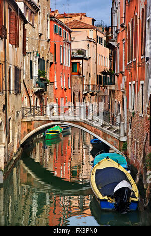 Canal à Sestiere ('district') di Dorsoduro, Venise, Vénétie, Italie Banque D'Images