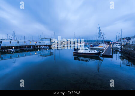 Marina avec voiliers au crépuscule à Plymouth UK. Front populaire de la ville. Banque D'Images