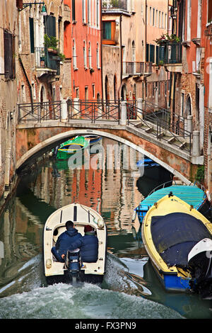 Canal à Sestiere ('district') di Dorsoduro, Venise, Vénétie, Italie Banque D'Images