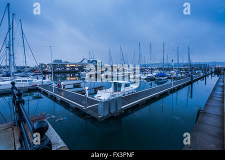 Marina avec voiliers au crépuscule à Plymouth UK. Front populaire de la ville. Banque D'Images