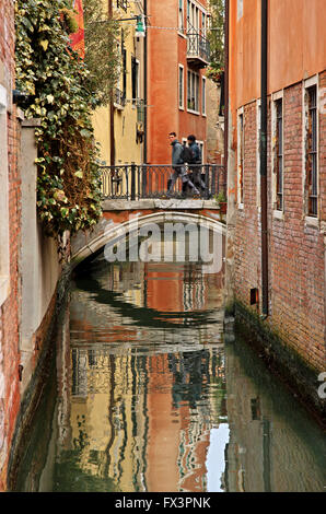 Canal à Sestiere ('district') di Dorsoduro, Venise, Vénétie, Italie Banque D'Images