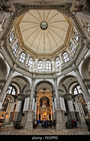 À l'intérieur de l'église Santa Maria della Salute, Grand Canal, Sestiere di Dorsodure, Venise, Italie Banque D'Images