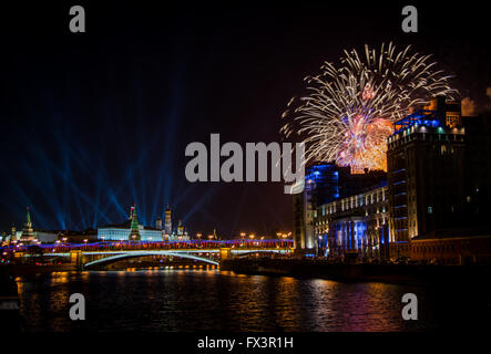 Maison de vacances à Moscou d'artifice sur l'arrière-plan du Kremlin Banque D'Images