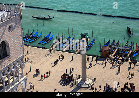 Gondoles en face de la place San Marco et le Palais des Doges, Venise, Vénétie, Italie. Vue depuis le Campanile (clocher). Banque D'Images