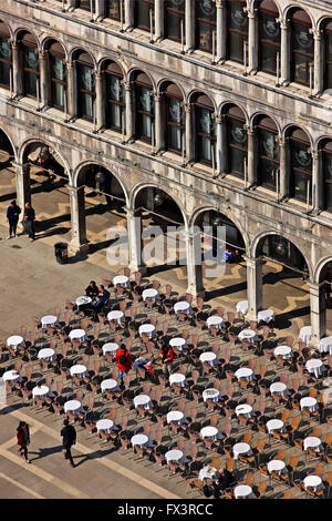 Vue sur la Piazza di San Marco (la place St Marc) de l'hôtel Campanile (clocher), Venise, Vénétie, Italie. Banque D'Images