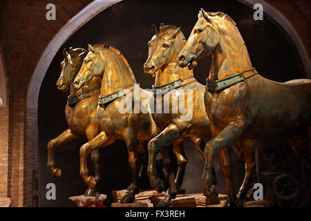 (L'original) les chevaux de Saint Marc (San Marco), dans le musée de la Basilique de Saint Marc, Venise, Italie. Banque D'Images