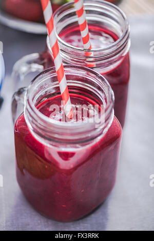 Les régimes et le bien-être concept, berry smoothie en pot, vue du dessus sur table en bois dans la cuisine ensoleillée Banque D'Images