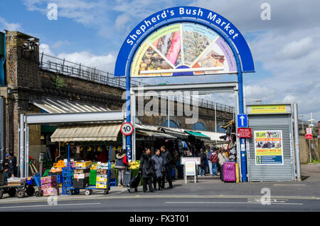 L'entrée/sortie à Shepherd's Bush Market sur Goldhawk Road à Londres. Banque D'Images