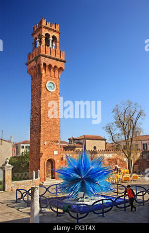 La Cometa "di Vetro" (Comet) verre sculpture. dans l'île de Murano, Venise, Vénétie, Italie. Dans le BG le beffroi de Santo Stefano. Banque D'Images