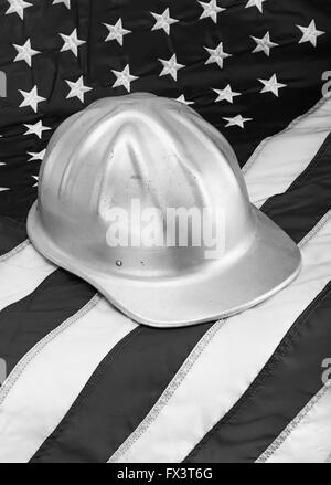 Hard hat le drapeau américain en noir et blanc. Banque D'Images