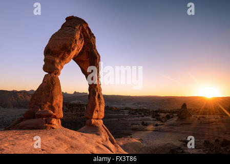 Dès le coucher du soleil et l'arche de pierre Delecate sable à Arches National Park, Utah, USA Banque D'Images