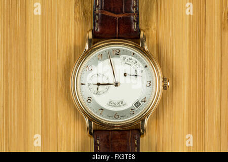 L'homme de luxe montre en or avec un chronomètre, date et secondes Banque D'Images
