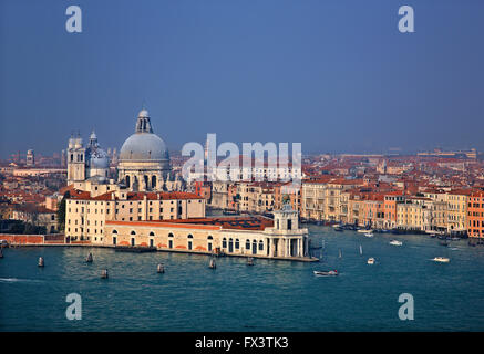 Santa Maria della Salute, Punta della Dogana et le Grand Canal vu de te beffroi de San Giorgio Maggiore, à Venise, Italie. Banque D'Images