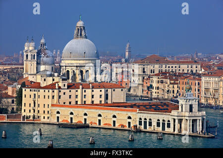 Santa Maria della Salute, Punta della Dogana et le Grand Canal vu de te beffroi de San Giorgio Maggiore, à Venise, Italie. Banque D'Images