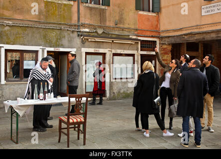 Les juifs dans le Campo de Ghetto novo, l'îlot des Juifs, Sestiere di Cannaregio, Venise Banque D'Images