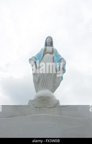 Virgin Mary statue, peint sur le dessus d'une tombe dans un cimetière, La Nouvelle-Orléans, Louisiane. Banque D'Images