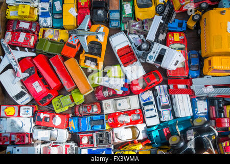 Une collection de jouets anciens de divers véhicules dans une boîte dans un magasin d'antiquités Banque D'Images