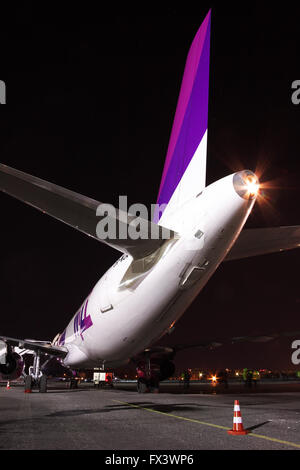 Kiev, Ukraine - le 27 mars 2011 : Wizz Air Airbus A320 avion de passagers à l'aéroport de nuit - vue arrière Banque D'Images