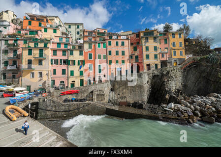 Le village de la mer couleur de Riomaggiore, Cinque Terre, Ligurie, Italie, Union européenne, Europe Banque D'Images