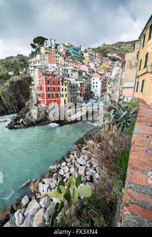 Le village de la mer couleur de Riomaggiore, Cinque Terre, Ligurie, Italie, Union européenne, Europe Banque D'Images