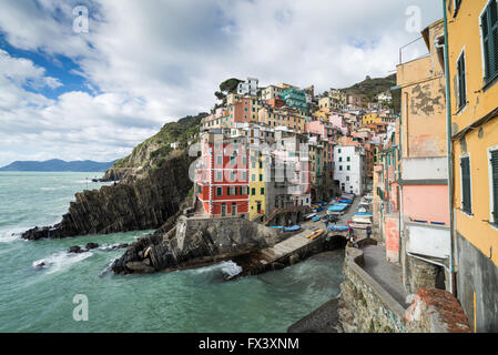 Le village de la mer couleur de Riomaggiore, Cinque Terre, Ligurie, Italie, Union européenne, Europe Banque D'Images