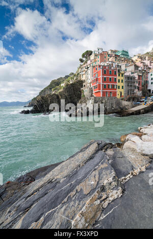 Le village de la mer couleur de Riomaggiore, Cinque Terre, Ligurie, Italie, Union européenne, Europe Banque D'Images