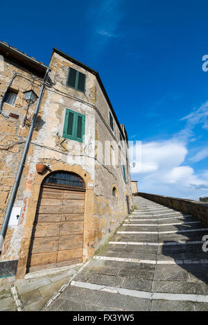 Vue de la vieille ville de Sorano au printemps en Toscane, Italie Banque D'Images