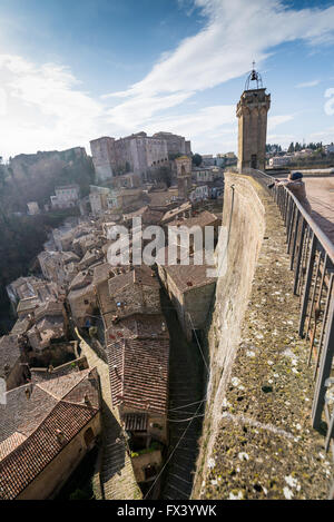 Vue de la vieille ville de Sorano au printemps en Toscane, Italie Banque D'Images