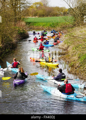 Canoë et bateau, le long de la rivière Blackwater, Kelvedon, Essex, UK Banque D'Images