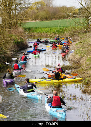 Canoë et bateau, le long de la rivière Blackwater, Kelvedon, Essex, UK Banque D'Images