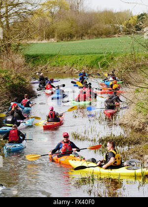 Canoë et bateau, le long de la rivière Blackwater, Kelvedon, Essex, UK Banque D'Images