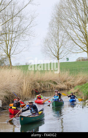 Canoë et bateau, le long de la rivière Blackwater, Kelvedon, Essex, UK Banque D'Images