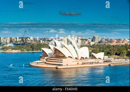 La vue depuis le pont du port de Sydney, l'Australie sur l'opéra de Sydney et le port avec ferry et taxis. Banque D'Images