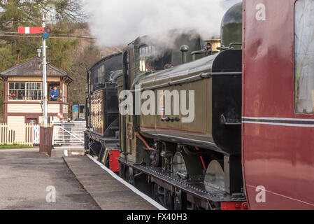 Fer vapeur Llangollen Spring Gala 2016 avr. GWR 4500 class 2-6-2T No4566 en face de GWR 64xx class 0-6-0PT no6430. Banque D'Images