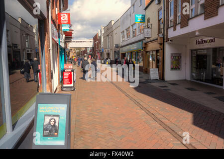 Boutiques et les gens de shopping dans le centre-ville de Worcester en pagaille Banque D'Images