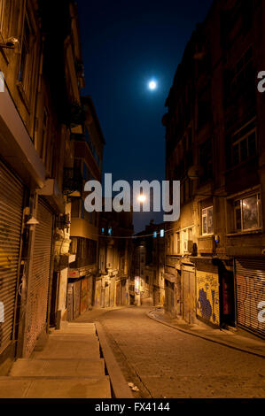 Rue sombre dans la nuit, Istanbul, Turquie Banque D'Images