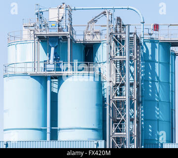 Détail de l'usine de produits chimiques, silos et tuyaux Banque D'Images