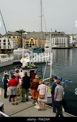 Les gens faisant la queue pour acheter des crabes d'un pêcheur. Banque D'Images