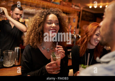 Réunion du Groupe des amis pour prendre un verre en soirée au bar à cocktails Banque D'Images