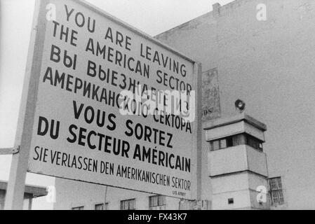 Image d'archive de Checkpoint Charlie panneau près de la Potsdamer Platz, Berlin, Allemagne, Mars 1994 "Vous quittez le secteur américain" "Vous sortez du secteur américain' 'Sie verlassen den Amerikanischen sektor', avec tour de guet Banque D'Images