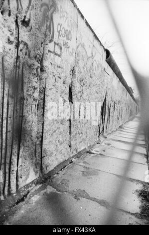 Image d'archive de graffitis sur les vestiges du Mur de Berlin, la Potsdamer Platz, Berlin, Allemagne, Mars 1994 Banque D'Images