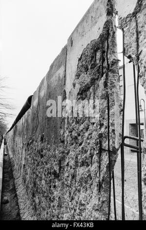 Image d'archive de graffitis sur les vestiges du Mur de Berlin, la Potsdamer Platz, Berlin, Allemagne, Mars 1994 Banque D'Images