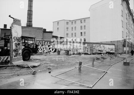 Image d'archive de graffitis sur les vestiges du Mur de Berlin, la Potsdamer Platz, Berlin, Allemagne, Mars 1994 Banque D'Images