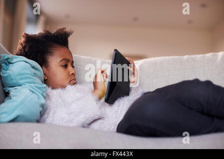 Young Girl Using Digital Tablet Banque D'Images