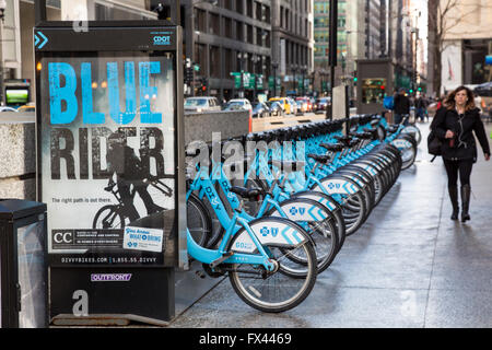 Chicago, Illinois - une station pour se partager les vélos, le système de partage de vélos à Chicago. Banque D'Images